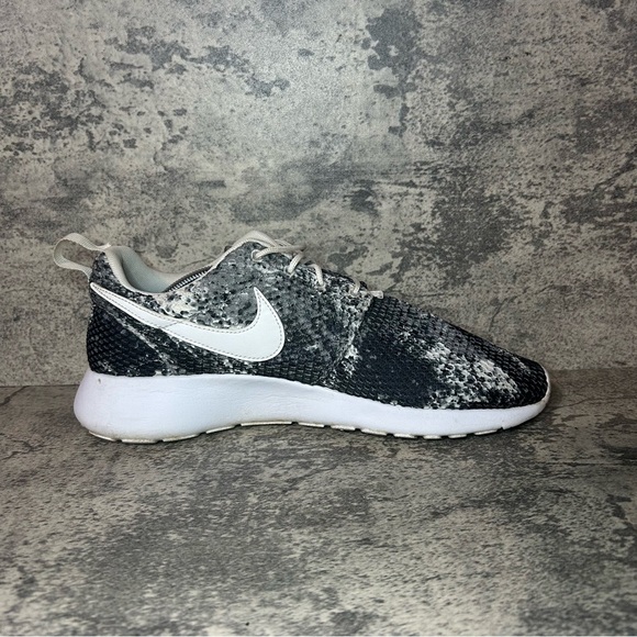 Nike Roshe Run Running Shoes 844958-101 Womens sz 10 - black/white - Picture 3 of 6